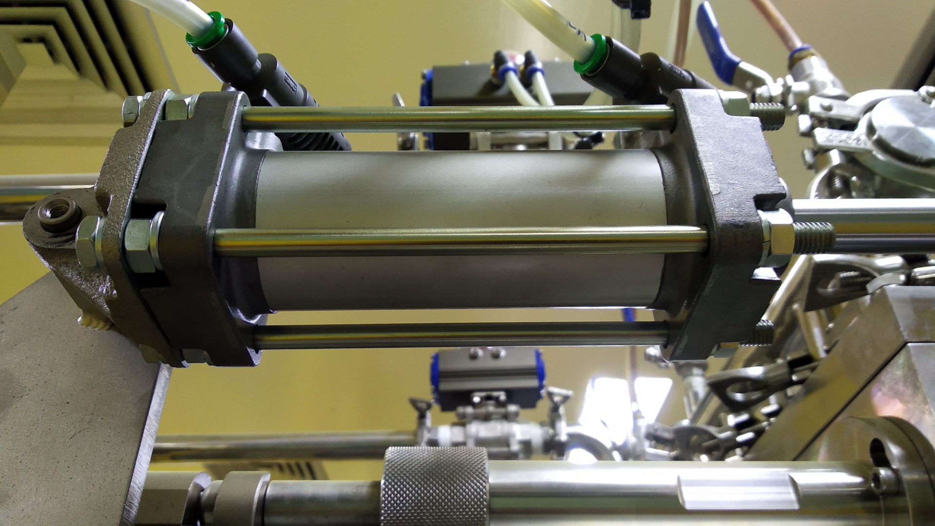 Mechanics for Controlling the Speed of a Pneumatic Cylinder